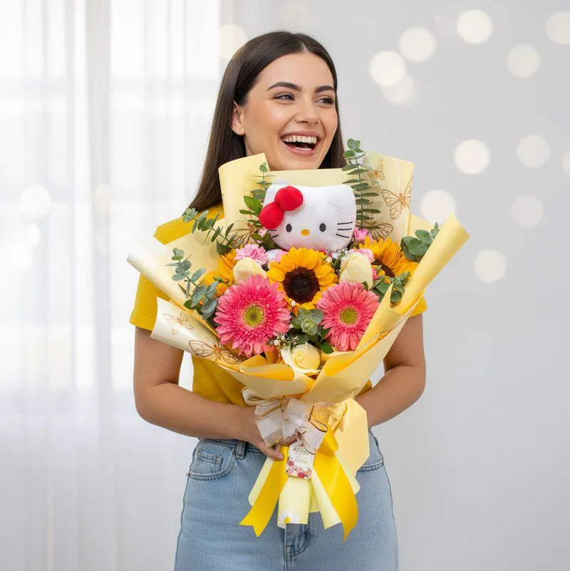 Chica feliz sosteniendo ramo amarillo con girasoles, gerberas rosadas y peluche Hello Kitty