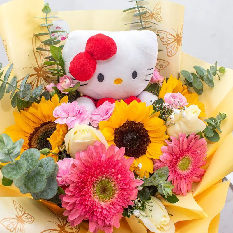 Ramo amarillo con girasoles, gerberas y peluche Hello Kitty sobre fondo neutro
