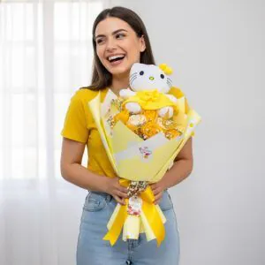 Joven sosteniendo ramo amarillo con Hello Kitty y flores amarillas, regalo a domicilio