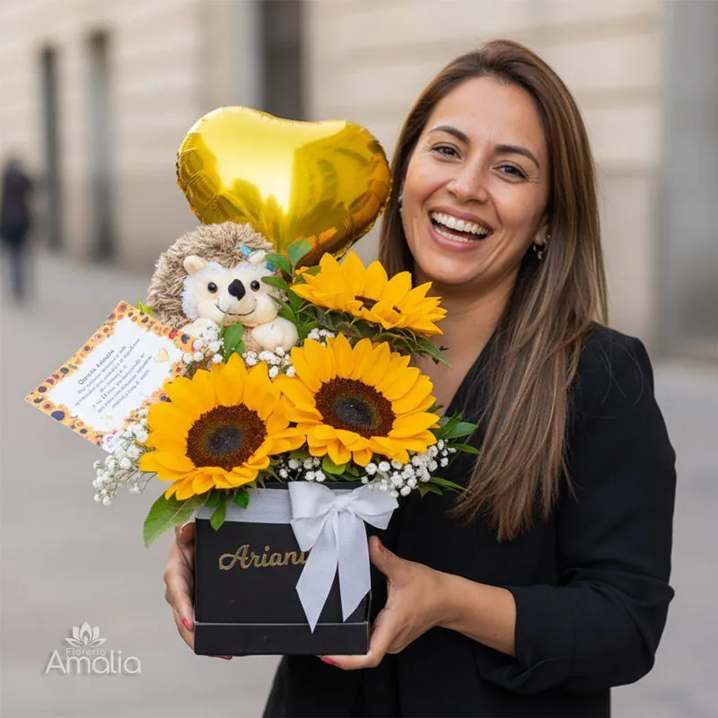 Regalo de girasoles amarillos con peluche y globo, modelo sosteniendo el arreglo