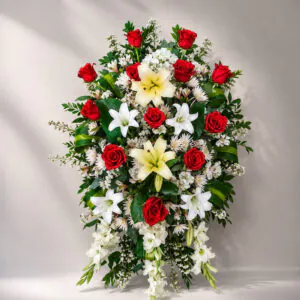 Arreglo fúnebre con rosas rojas, lirios blancos y flores naturales de Florería Amalia