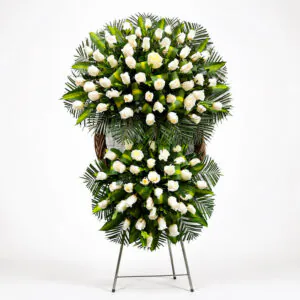 Arreglo fúnebre doble con rosas blancas y follaje verde de Florería Amalia