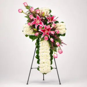 Arreglo fúnebre en cruz con flores blancas, rosas rosadas y lirios de Florería Amalia