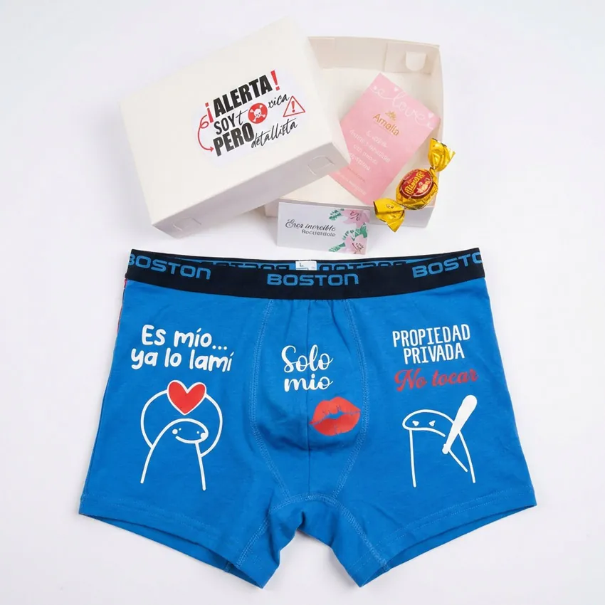 Bóxer azul para hombre con estampado divertido de Flork junto a caja de regalo con el mensaje alerta soy tóxica pero detallista.
