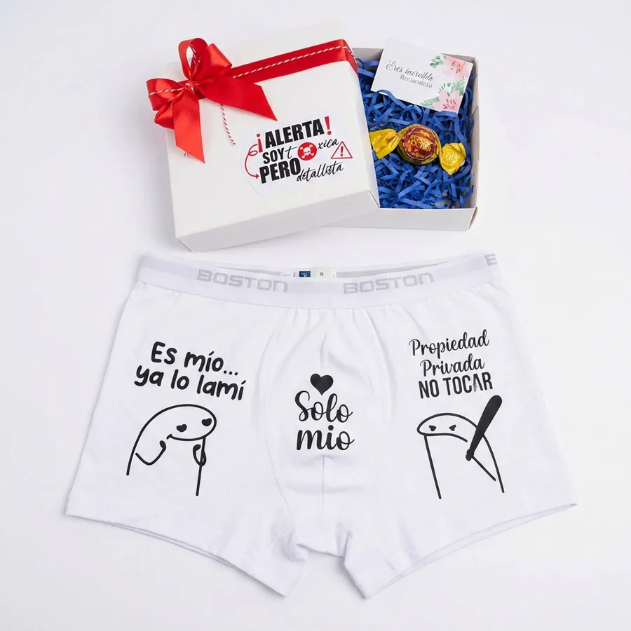 Bóxer blanco para hombre con estampado divertido de Flork junto a caja de regalo con el mensaje alerta soy tóxica pero detallista.