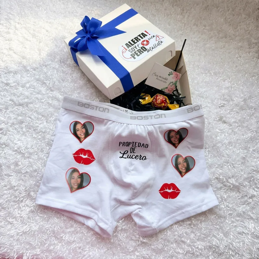 Bóxer blanco de hombre personalizado con foto de rostro en corazones y nombre, empacado en caja de regalo con lazo azul y sticker alerta soy tóxica.