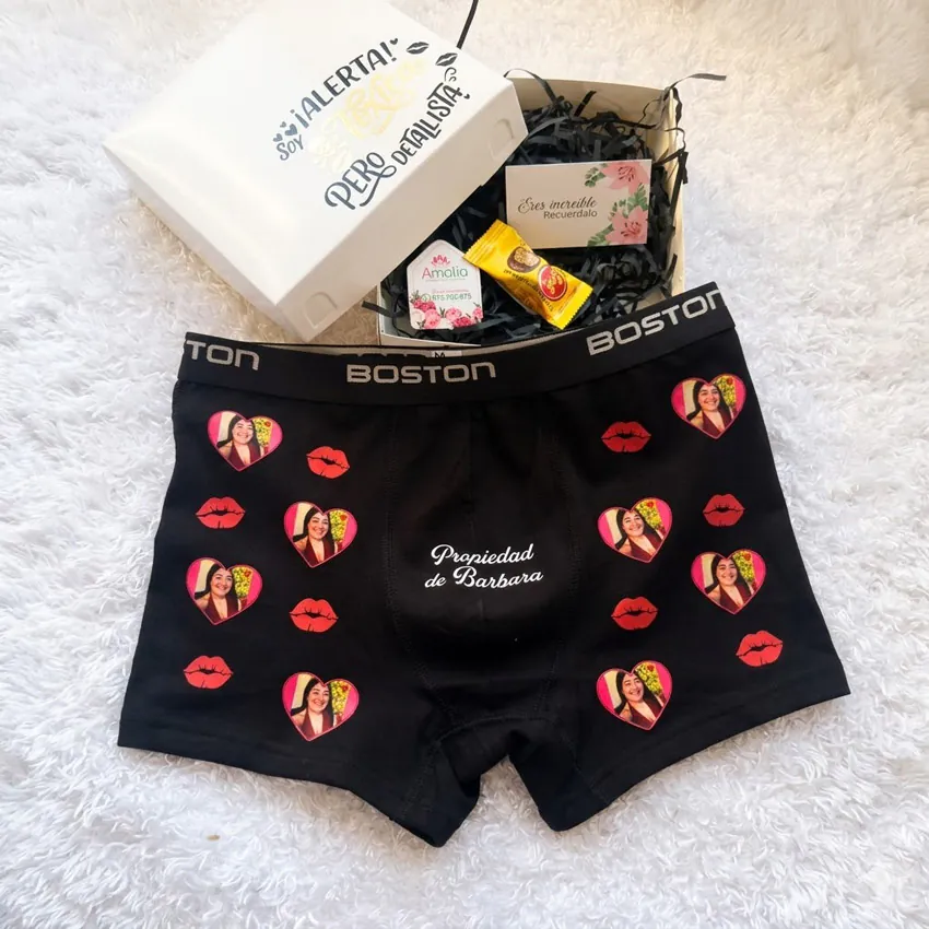 Bóxer negro de hombre personalizado con foto de rostro de mujer en corazones y nombre, empacado en caja de regalo con sticker alerta soy tóxica.