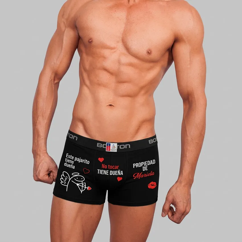 Modelo masculino usando el bóxer negro personalizado para mostrar el ajuste y cómo lucen las frases divertidas puestas.