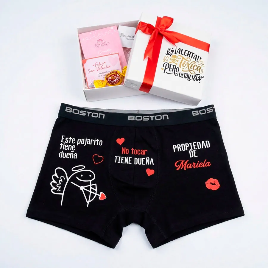 Bóxer negro personalizado para hombre junto a caja de regalo con el mensaje alerta soy tóxica pero detallista.