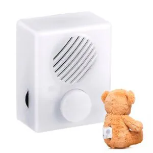 Demostración de cómo la caja de sonido grabadora de voz se inserta en la parte trasera de un pequeño oso de peluche.