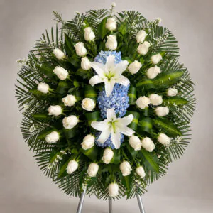 Corona fúnebre con rosas blancas, lirios blancos y hortensias azules de Florería Amalia