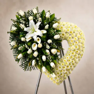Corona fúnebre en forma de corazón con flores blancas, lirios, rosas y calas de Florería Amalia