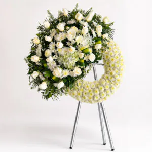 Corona fúnebre media luna con rosas blancas, hortensias y flores blancas de Florería Amalia