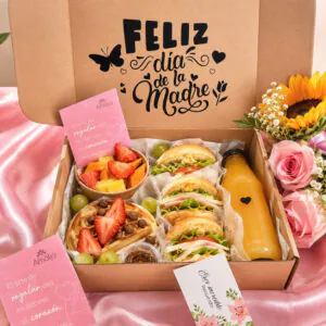 Desayuno Día de la Madre con flores, frutas, waffle, sándwiches y jugo de Florería Amalia
