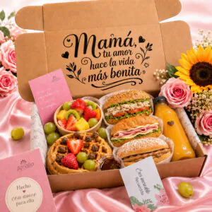 Desayuno sorpresa para mamá con flores, frutas, waffle, sándwiches y jugo de Florería Amalia