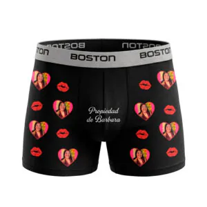 Acercamiento a bóxer negro marca Boston personalizado con la frase Propiedad de Barbara, besos rojos y múltiples fotos del rostro de la novia en marcos de corazón.