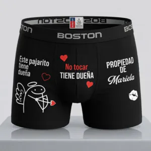 Acercamiento a bóxer negro marca Boston personalizado con diseño de Flork y la frase propiedad de Mariela.