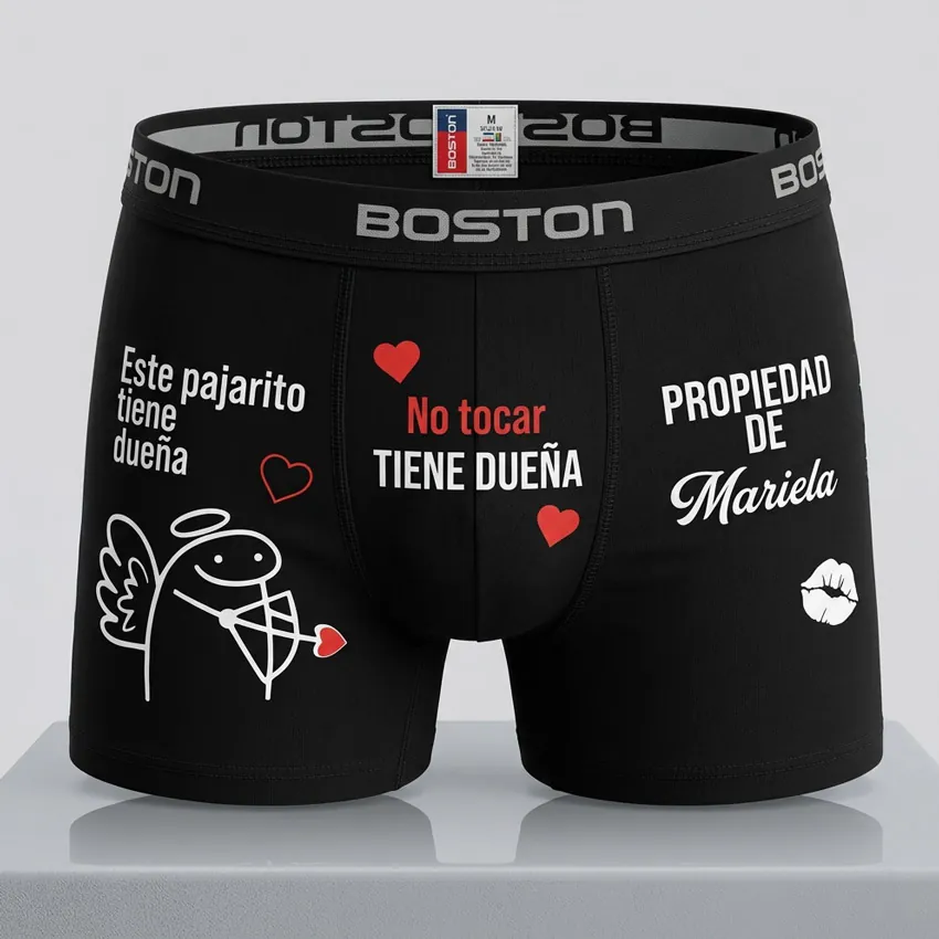 Acercamiento a bóxer negro marca Boston personalizado con diseño de Flork y la frase propiedad de Mariela.