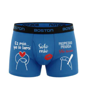 Acercamiento al estampado del bóxer azul marca Boston con diseños del meme Flork, labios rojos y la frase propiedad privada no tocar.