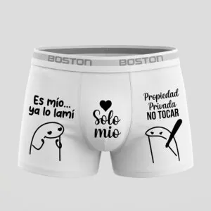 Acercamiento al estampado del bóxer blanco marca Boston con diseños del meme Flork y frases propiedad privada no tocar.