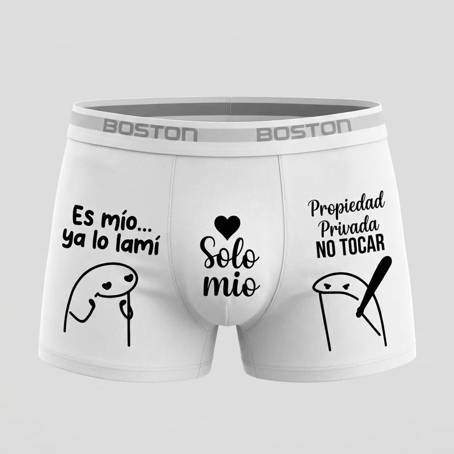 Acercamiento al estampado del bóxer blanco marca Boston con diseños del meme Flork y frases propiedad privada no tocar.