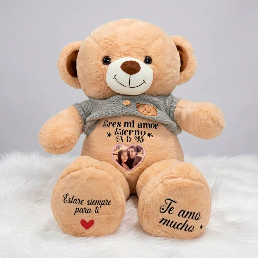 Detalle de estampado en oso de peluche beige, mostrando la frase Eres mi amor eterno, foto en corazón y dedicatorias en las patitas.