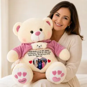 Mamá feliz sosteniendo peluche personalizado con foto y mensaje especial de Florería Amalia
