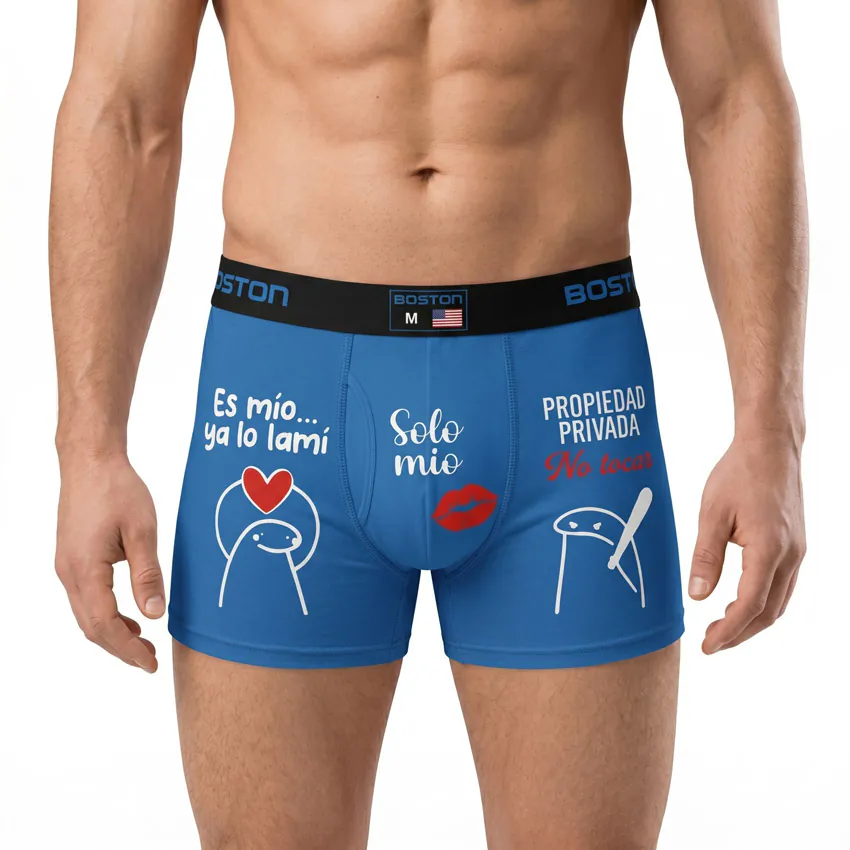 Modelo masculino luciendo el bóxer azul con frases divertidas para mostrar el entalle anatómico y la comodidad de la prenda.