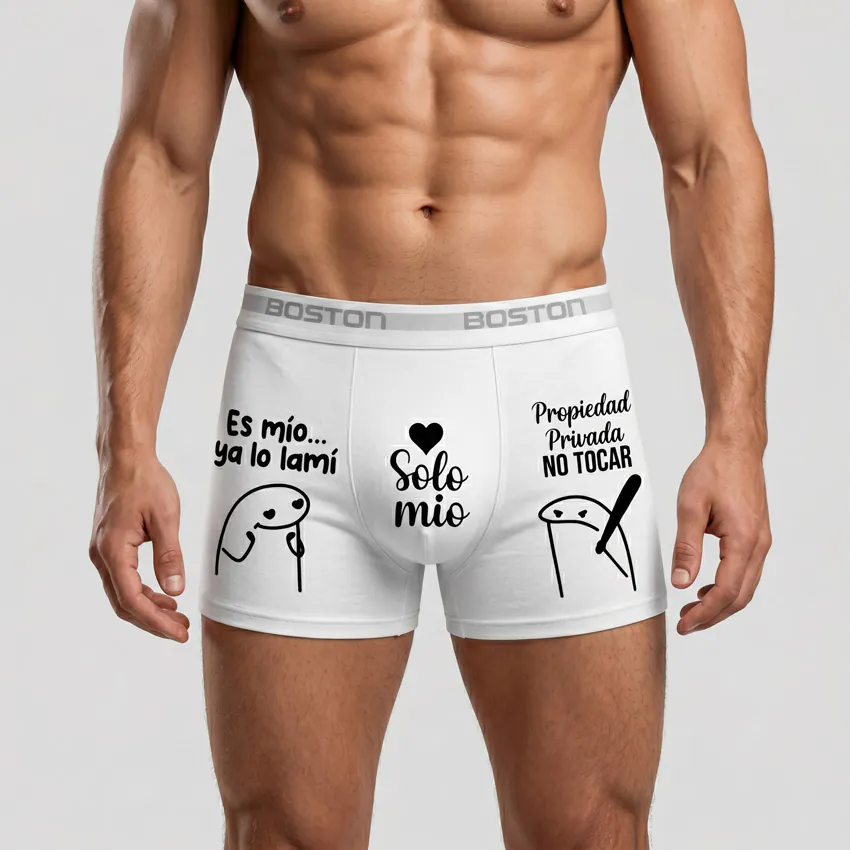 Modelo masculino luciendo el bóxer blanco con frases divertidas para mostrar el entalle anatómico de la prenda.