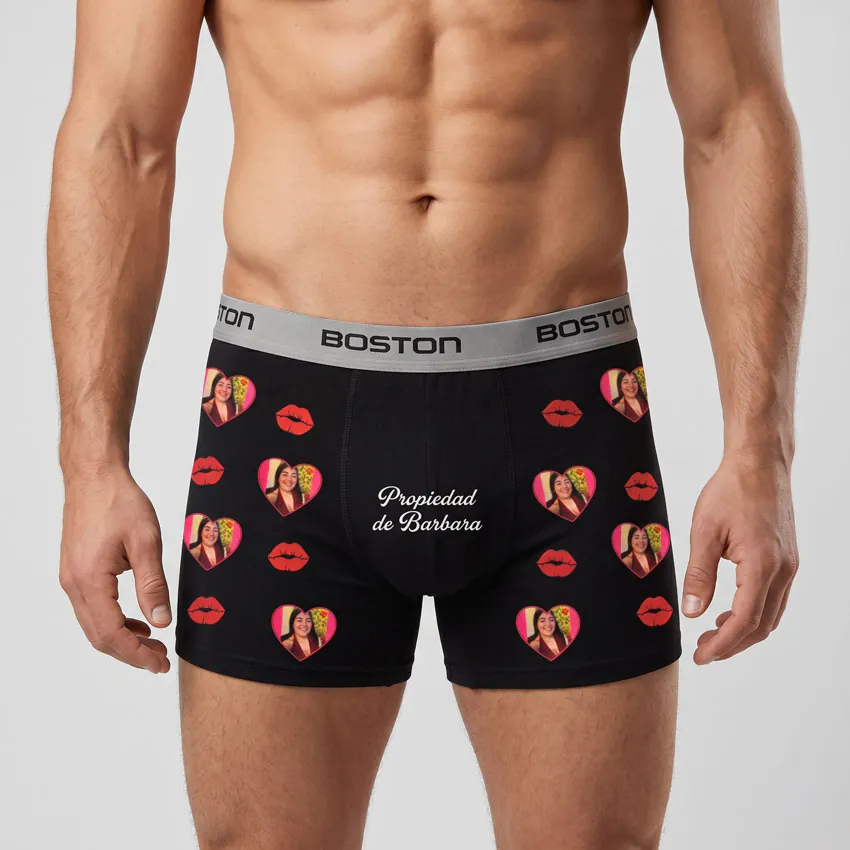 Modelo masculino luciendo el bóxer negro personalizado con fotos de la novia para mostrar la distribución del diseño y el ajuste anatómico.