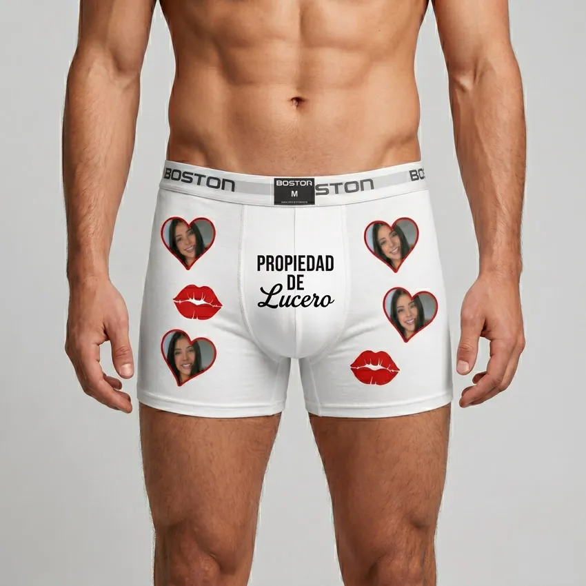 Modelo masculino luciendo el bóxer blanco personalizado con fotos de la novia para mostrar la distribución del diseño y el ajuste de la prenda.