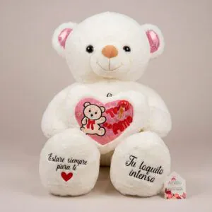 Oso de peluche blanco sosteniendo un corazón que dice Te Amo, con orejas brillantes y mensajes románticos personalizados estampados en las patas.