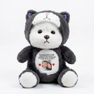 Peluche gris con capucha de gatito personalizado mediante sublimación con una foto cuadrada de la pareja y un mensaje largo de amor en el pecho.