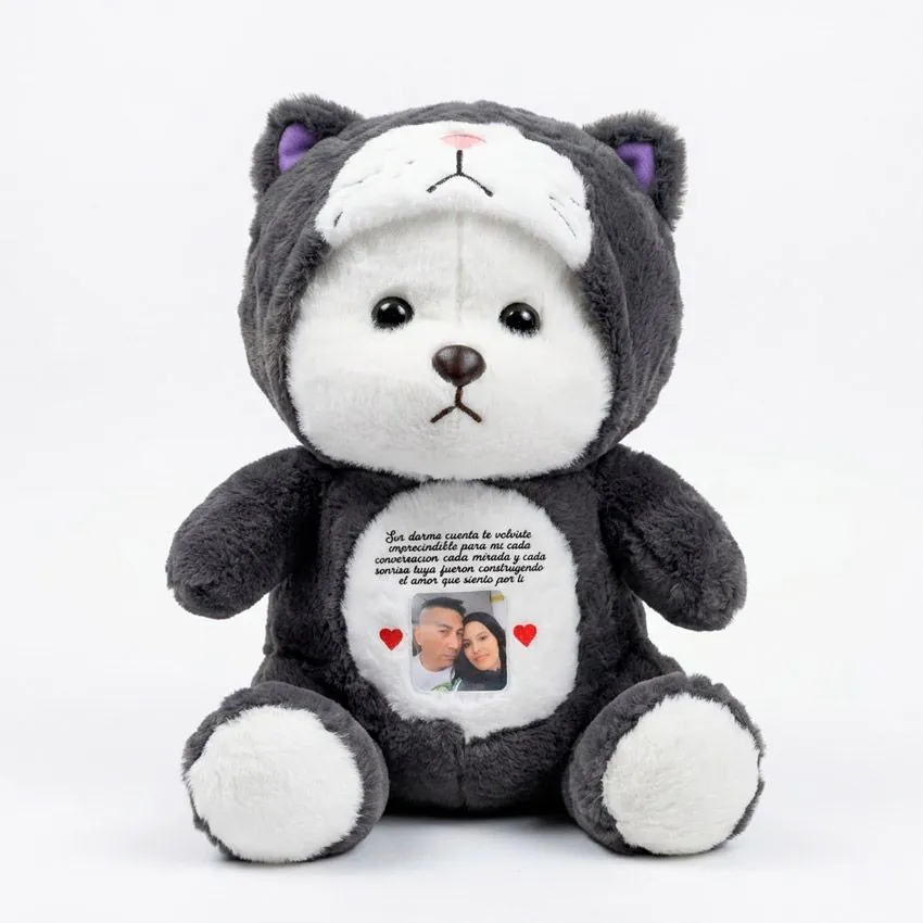 Peluche gris con capucha de gatito personalizado mediante sublimación con una foto cuadrada de la pareja y un mensaje largo de amor en el pecho.