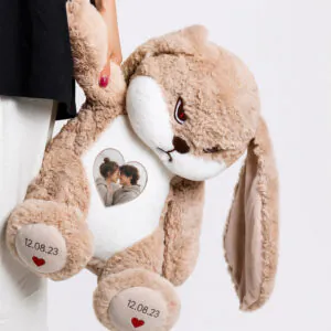 Peluche conejo personalizado con foto en corazón y fecha especial de Florería Amalia