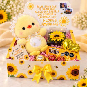 Box de flores amarillas con peluche de pollito, girasol, chocolates y globo de corazón de Florería Amalia