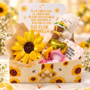 Box de Flores Amarillas con girasol tejido, peluche y globo dorado de corazón de Florería Amalia