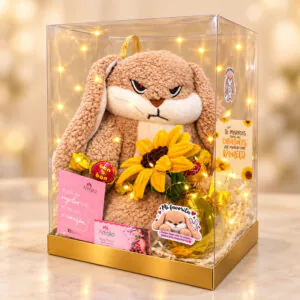 Caja regalo con conejo de peluche, girasol amarillo, chocolates y luces de Florería Amalia