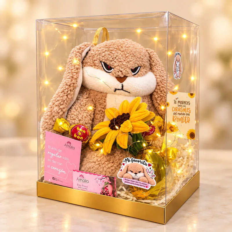 Caja regalo con conejo de peluche, girasol amarillo, chocolates y luces de Florería Amalia