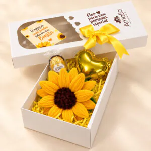 Caja regalo con girasol tejido, chocolate Ferrero Rocher y globo dorado de corazón de Florería Amalia