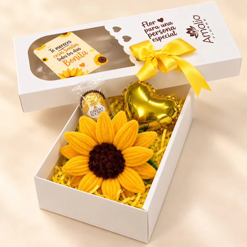 Caja regalo con girasol tejido, chocolate Ferrero Rocher y globo dorado de corazón de Florería Amalia