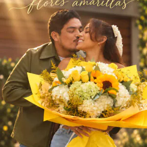 Pareja con ramo de flores amarillas con girasoles, rosas y hortensias de Florería Amalia