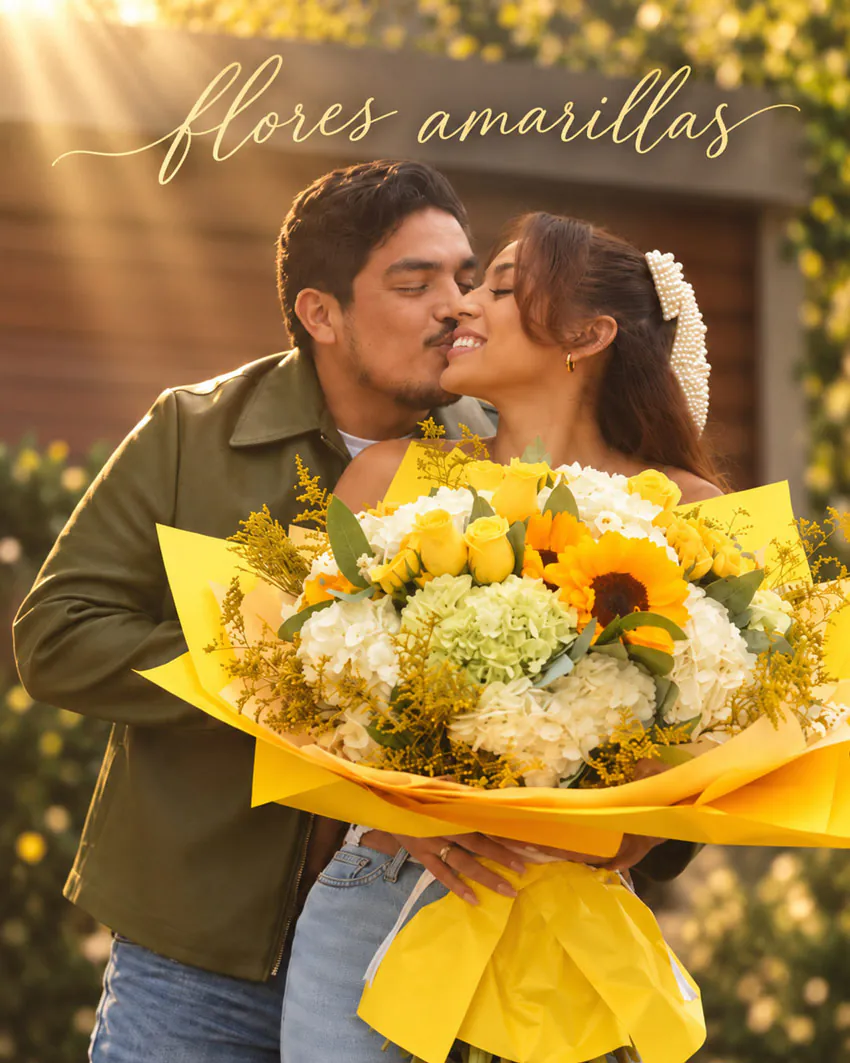 Pareja con ramo de flores amarillas con girasoles, rosas y hortensias de Florería Amalia