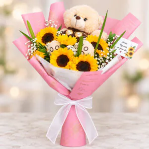 Ramo de girasoles con osito de peluche, chocolates y flores blancas de Florería Amalia