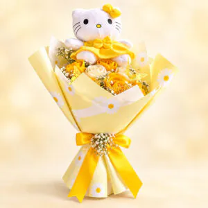 Ramo Hello Kitty con rosas amarillas, flores blancas y envoltura amarilla de Florería Amalia