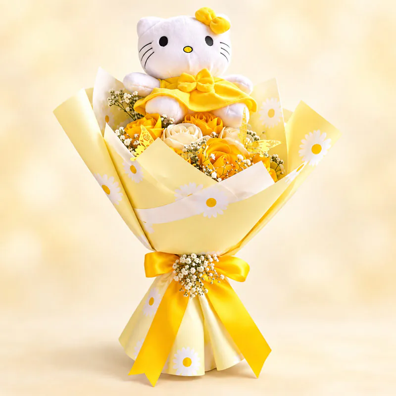 Ramo Hello Kitty con rosas amarillas, flores blancas y envoltura amarilla de Florería Amalia