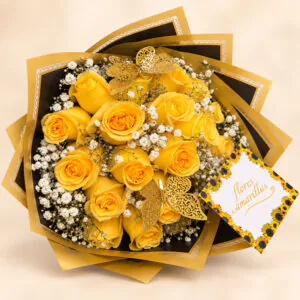 Ramo de rosas amarillas con gypsophila y mariposas doradas de Florería Amalia