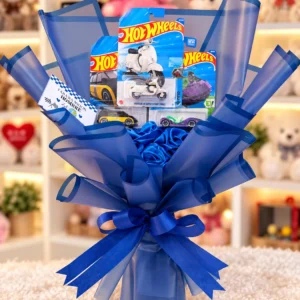 A Toda Velocidad: Tres vehículos Hot Wheels, rosas azules y tarjeta.