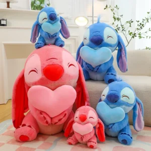 Peluches Stitch y Ángela con corazón, mostrados en tres tamaños.
