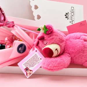 Abrazo de Fresa: Lotso recostado, minirramo de cosméticos, accesorio floral, globo corazón y tarjetas.